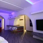 Stue og Spiseø i blå aftenbelysning - Ferielejlighed Monti Hill Colosseo i Rom